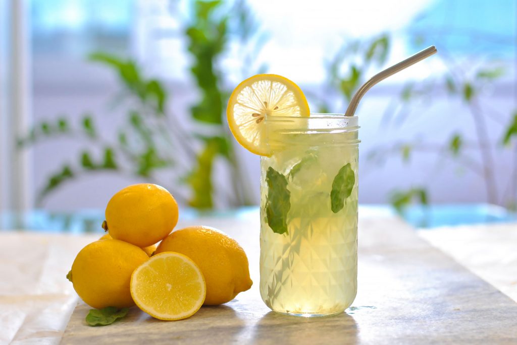 beneficios agua con limon
